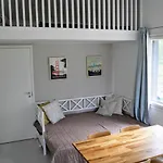 Cozy 4 Person On Quiet Residential Area *