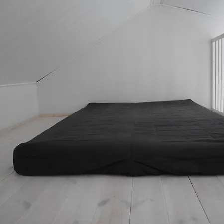 Cozy 4 Person On Quiet Residential Area